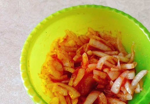 1. Этап. Сосиски с маринованными яйцами и луком: Перемешать и влить пахучее подсолнечное масло. Всё готово! Лук уже можно есть.