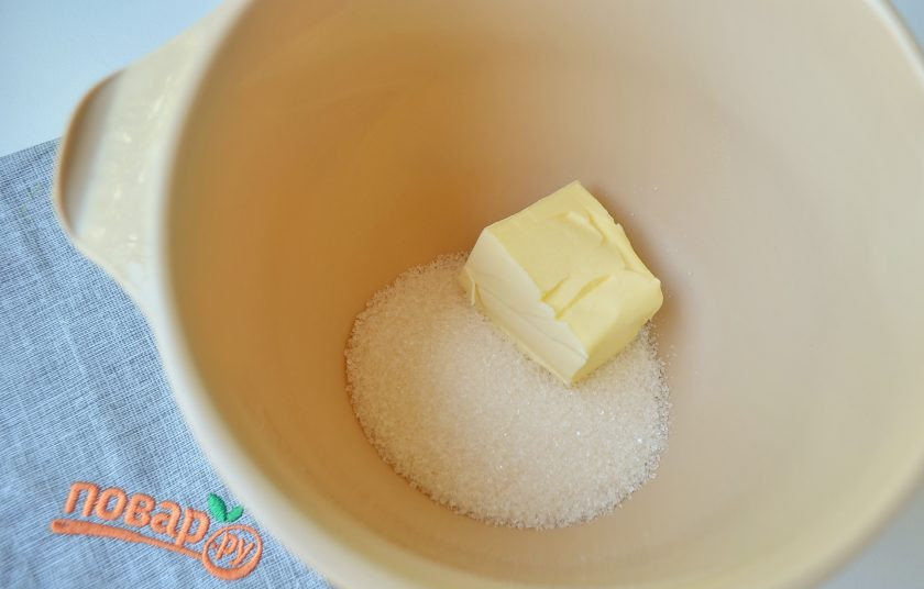 1. Этап. Аппетитный брауни: 2. Миксером взбейте сливочное масло с сахаром.