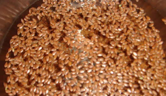 1. Этап. Безе без яиц на воде: Заливаем семена льна холодной водой. Доводим до кипения и варим 1 час. Периодически помешиваем, масса должна стать густой и вязкой.