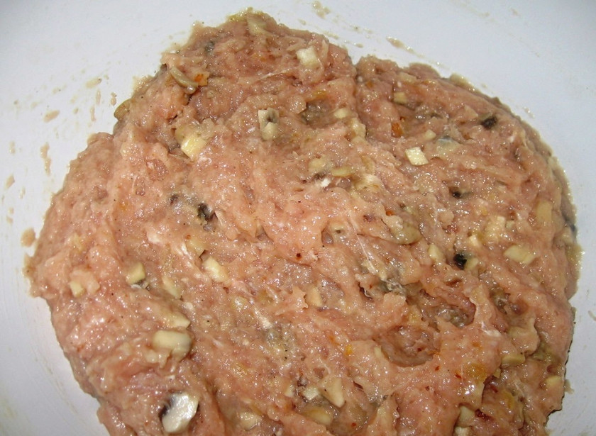 1. Этап. Котлеты по-белорусски: Тщательно перемешайте и отбейте фарш. Сформируйте небольшие котлетки, обваляйте их в панировочных сухарях.