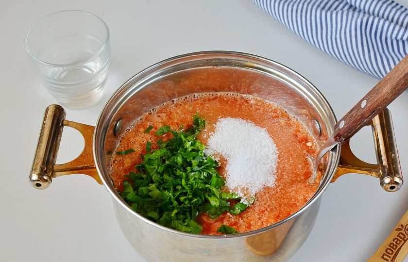 1. Этап. Аджика из перца болгарского на зиму: Перелейте массу в кастрюлю, добавьте соль, сахар, нарезанную зелень. Уксус пока не нужен.