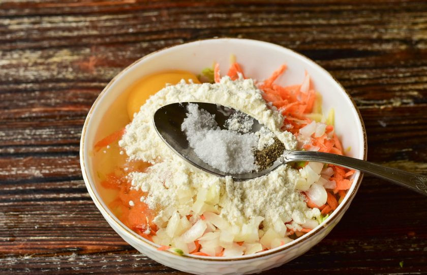 1. Этап. Оладьи из кабачков для диабетиков: Добавьте соль и перец черный молотый. Хорошо все перемешайте.