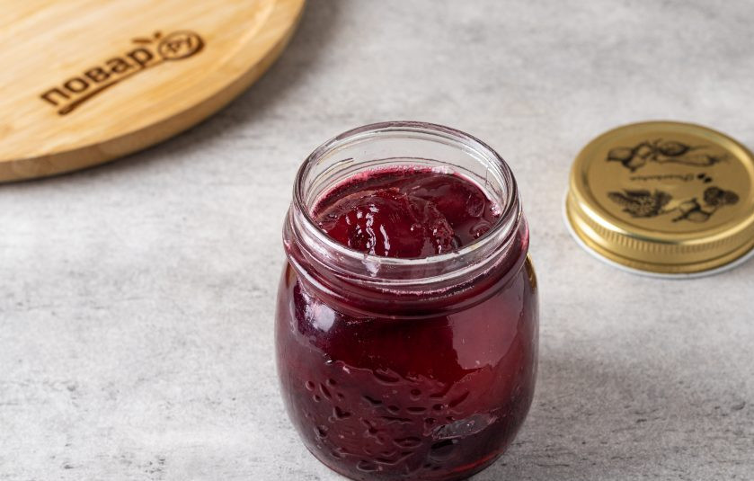 1. Этап. Варенье из красной сливы с косточками: Переложите варенье в чистую стерилизованную банку. Если не собираетесь есть сразу, то герметично закрутите стерилизованной крышкой.