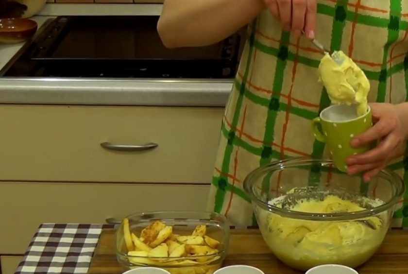 1. Этап. Кексы в чашках: 2. Добавьте яблочный сок, просеянную муку, разрыхлитель и перемешайте ложкой до однородной консистенции. Керамическую чашку объемом 125 мл смажьте сливочным маслом и заполните тестом на 2/3 объема чашки.