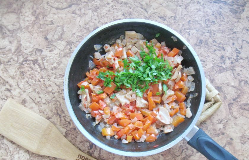 1. Этап. Баклажаны по-турецки: Добавьте нарезанную петрушку и перемешайте.