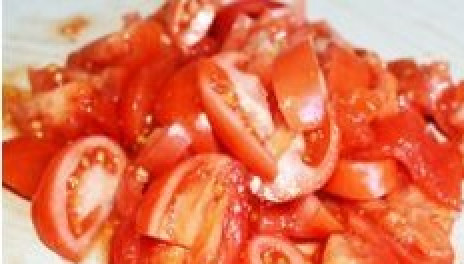 1. Этап. Салат Дунайский: Помидоры режем брусочками.