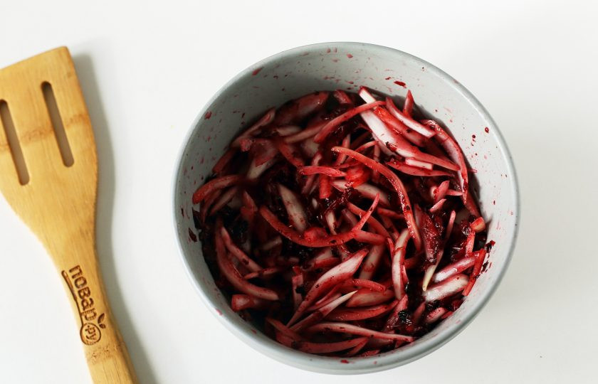 1. Этап. Куриная грудка в брусничном соусе: Лук нарежьте перьями, добавьте бруснику и помните все руками, чтобы лук и ягоды пустили сок.