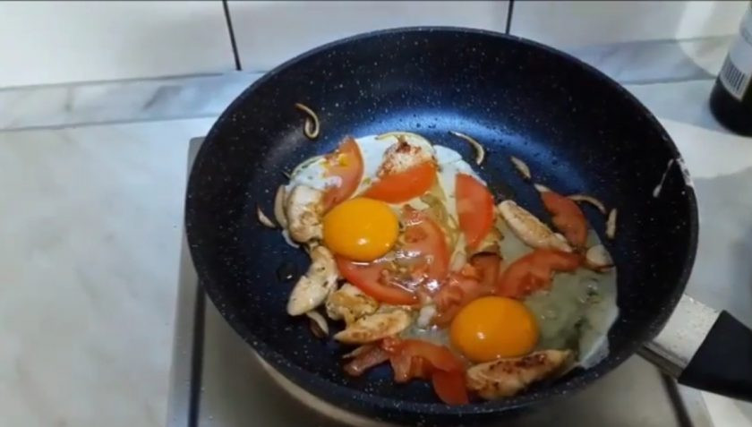 1. Этап. Сэндвич французский по-деревенски: 3. Добавьте яйца, хорошо все перемешайте. Посыпьте сверху тертым сыром.