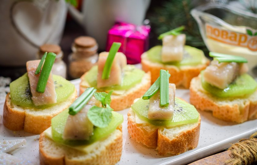 1. Этап. Бутерброды с селедкой и киви: Вкусно, ярко, аппетитно!