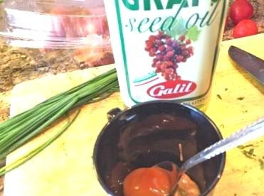 1. Этап. Салат с фенхелем: А теперь приготовим соус для салата. Смешаем горчицу, мед, соль и перец. Добавим масло и уксус. Уксус добавляйте понемногу и пробуйте соус на вкус.