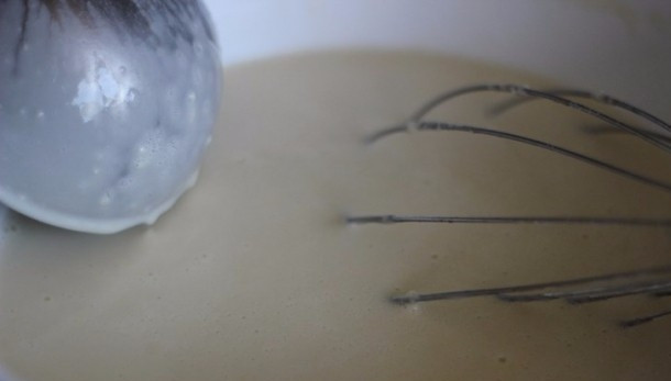 1. Этап. Блинчики с креветками: В итоге получится однородная масса, по консистенции напоминающая густую сметану.