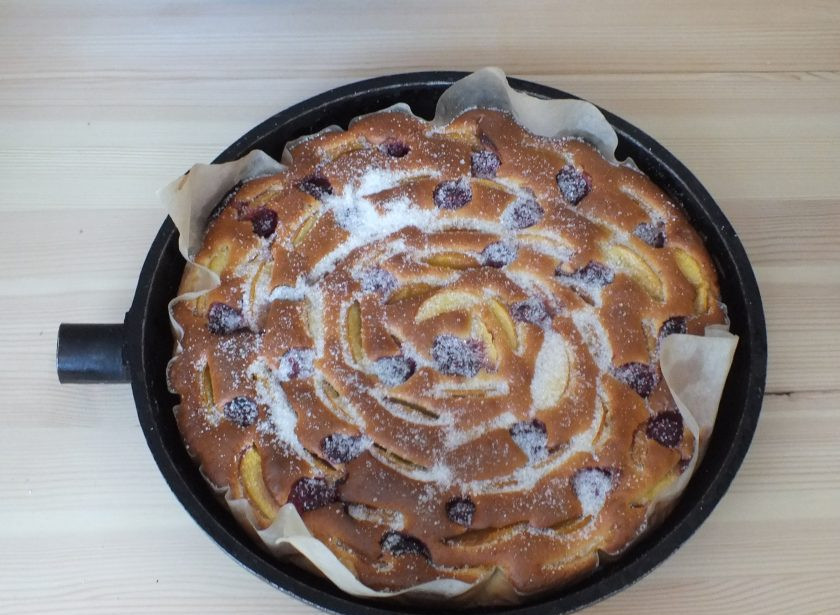 1. Этап. Фруктовый пирог: По истечении времени достаньте пирог, посыпьте 1 ст.л. сахара и опять поставьте на 10 минут в духовку.