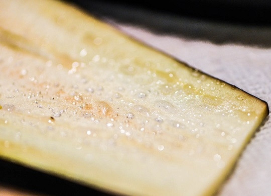 1. Этап. Баклажаны на углях: 3. Теперь довольно важный момент: баклажаны нужно посолить. Добавьте чуть больше соли, чем вы бы использовали для других овощей. Оставьте минут на 5, а после уберите соль бумажной салфеткой. Можно промыть баклажаны под проточной водой.