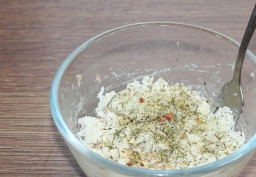 1. Этап. Гунканы с тунцом: 7. И тертый на мелкой терке белок, солим и перчим. Я добавила еще сухую приправу (0,5 ч. л.). Начинка из тунца готова!