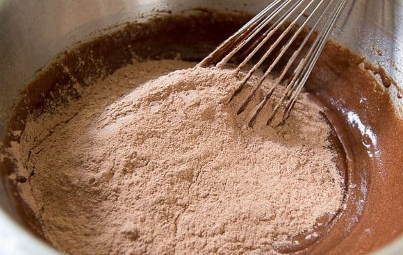 1. Этап. Печенье Шоколадные половинки: Введите сухую составляющую. Всё тщательно перемешайте.