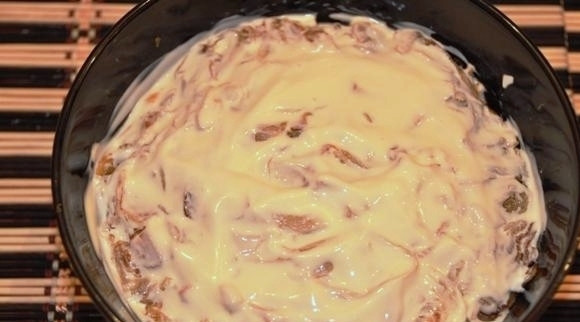 1. Этап. Салат из минтая: Затем последний слой майонеза и сметаны. И сверху украшаем мелко порубленной свежей зеленью.