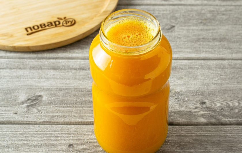 1. Этап. Сок из тыквы и яблок на зиму: Разлейте сок по чистым стерилизованным бутылкам или банкам. Герметично закройте крышками, банки переверните вверх дном и оставьте так до полного остывания.
