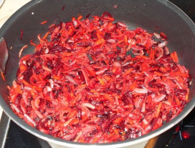 1. Stage. Borsch with ears: Mix the vegetable broth with beet kvass. Grate boiled carrots, chop the onion, grate the remaining beets and fry everything in vegetable oil for about 10 minutes, add sugar.