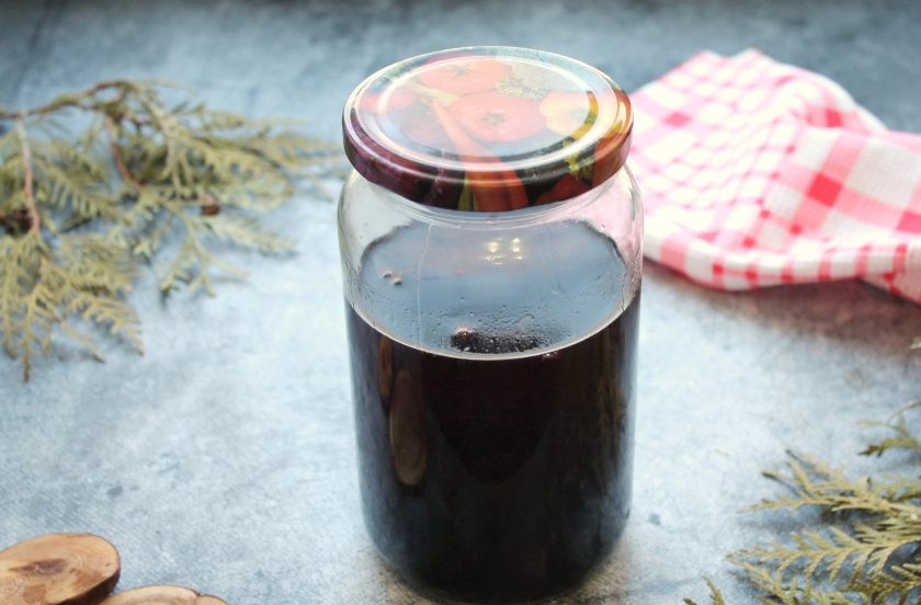 1. Этап. Настойка из смородинового варенья: Влейте в банку коньяк и все хорошо перемешайте. Банку плотно закройте и уберите в темное, прохладное место на два месяца.