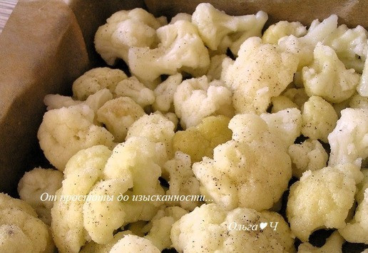 1. Этап. Запеченная цветная капуста с маслинами: Выложите в форму для запекания, застеленную пекарской бумагой.