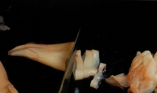 1. Этап. Паста с каракатицей: 2. Параллельно можно очистить и промыть как следует каракатицу. Нарежьте тонкой соломкой.