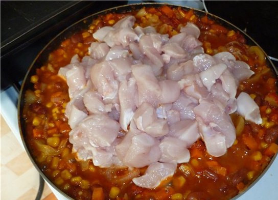 1. Этап. Рагу по-мексикански с курицей: Куриное филе порезать на куски и добавить к овощам. Тщательно перемешайте. Тушите блюдо около 20 минут.