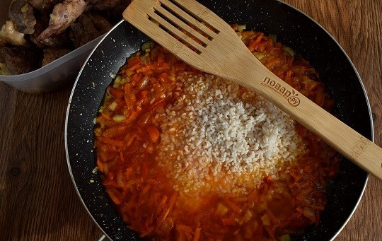 1. Этап. Курица с рисом и овощами по-каталонски: Влейте горячую воду (бульон), посолите, засыпьте рис, накройте крышкой, доведите до кипения, уменьшите огонь и тушите до готовности риса в течение 30 минут. При необходимости долейте горячую воду (бульон).