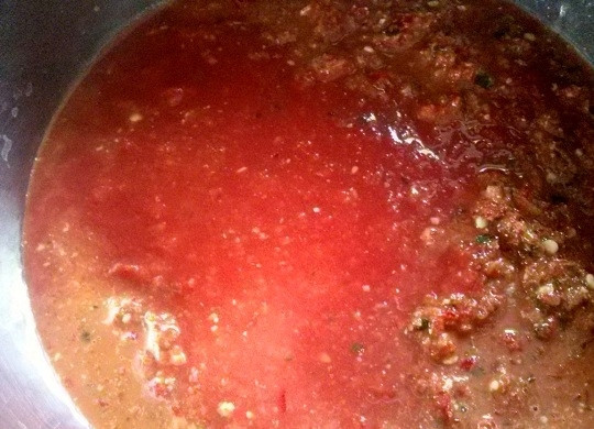 1. Этап. Аджика из помидоров и чеснока на зиму: Тщательно перемешайте и оставьте на несколько дней при комнатной температуре для брожения. На поверхности будет появляться пена, которую необходимо будет 