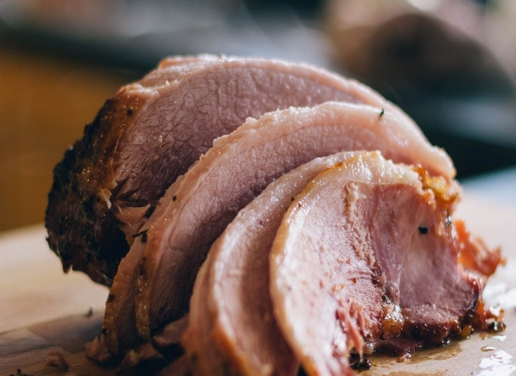 1. Этап. Ветчина в горчично-медовой глазури: Разрежьте ветчину в горчично-медовой глазури на кусочки и подавайте на стол. Приятного аппетита!