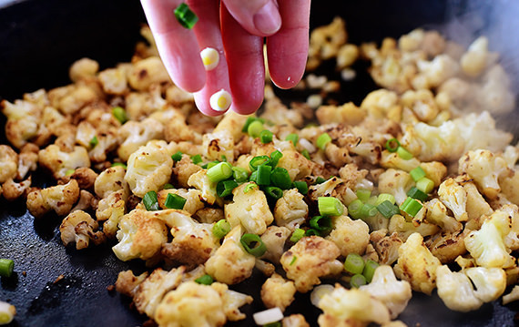 1. Этап. Цветная капуста по-китайски: Добавить лук, хорошо перемешать.