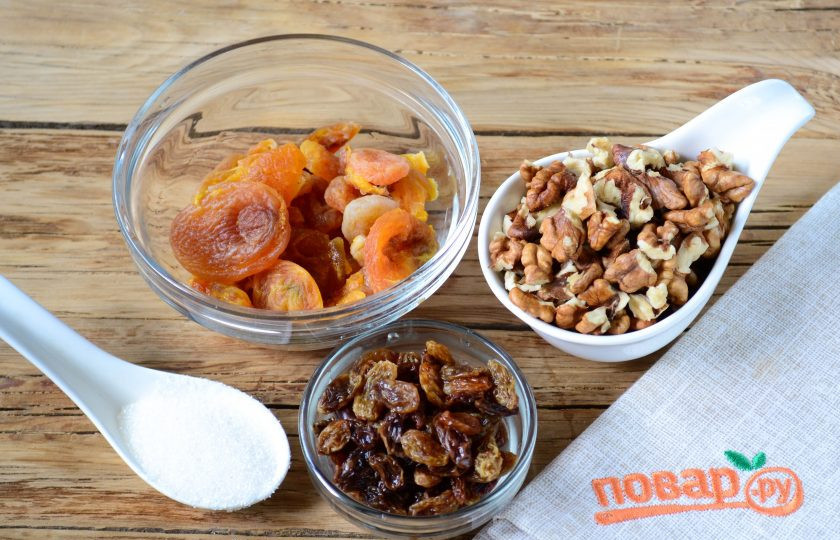 1. Этап. Варенье из кураги с грецким орехом: Подготовьте все необходимые ингредиенты. Насчет сахара - все по желанию. Я к этому варенью его не добавляю, но при желании к готовому варенью можно добавить ложку меда и размешать. Но в том рецепте, который мне дала подруга, был сахар (видимо, писал его сладкоежка).