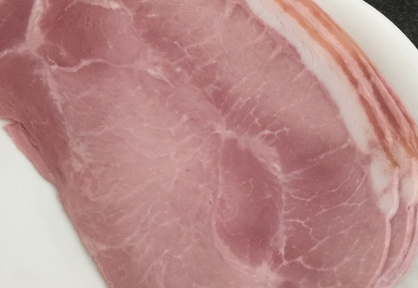 1. Этап. Горячие булочки с яйцом, сыром и ветчиной на завтрак: Нарезаем ломтиками ветчину.