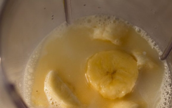 1. Этап. Коктейль на кокосовом молоке с бананом: 3. Добавьте немного ванильного (или любого другого по вкусу) экстракта.