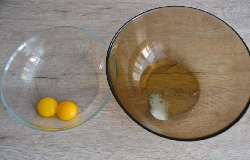1. Этап. Бездрожжевой кето-хлеб: Разделите в разную посуду 2 яйца на белки и желтки, к белкам добавьте соль.