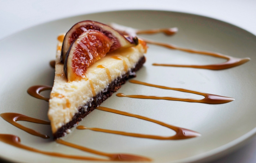 1. Этап. Пудинг для чизкейка: 4. Сам корж у нас был и до этого готов, а творожный пудинг должен лишь слегка схватится сверху, но еще немного 