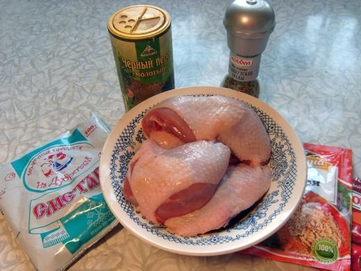 1. Этап. Куриные бедра, тушеные в сметане: 1. Рецепт приготовления куриных бедер, тушеных в сметане довольно прост. Специи можно использовать абсолютно любые, а при желании также добавить в блюдо немного лука или пару зубчиков чеснока.