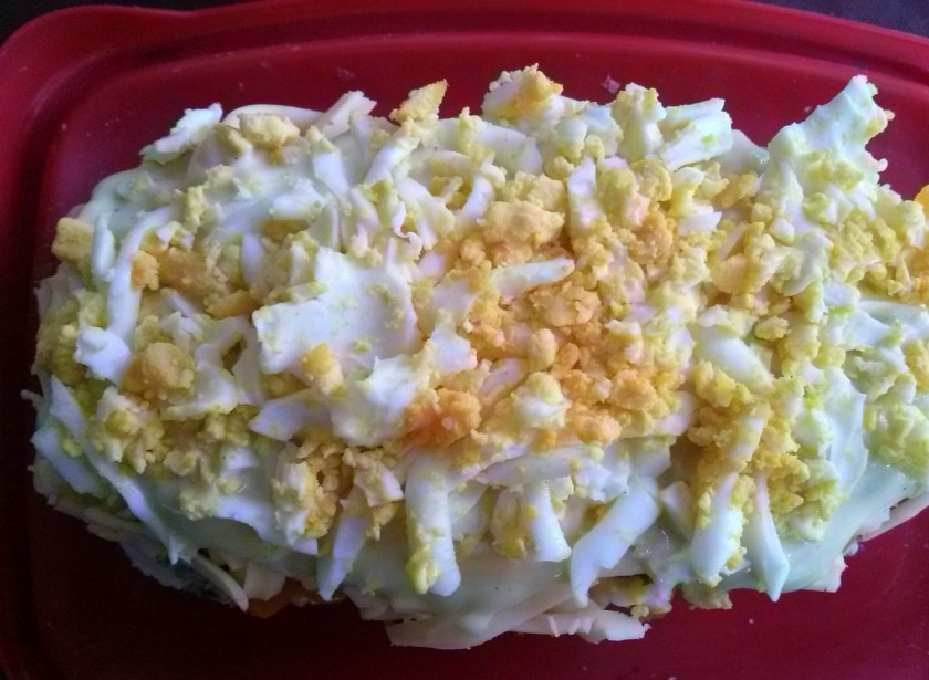 1. Этап. Салат Полковник: 5-й слой — яйца, снова смазаем майонезом.