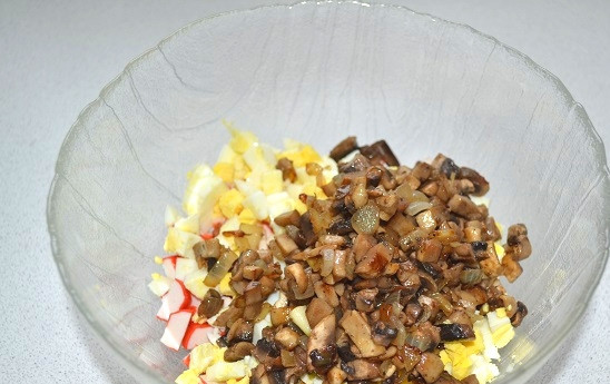 1. Этап. Салат Диана: 12. Добавьте грибочки.