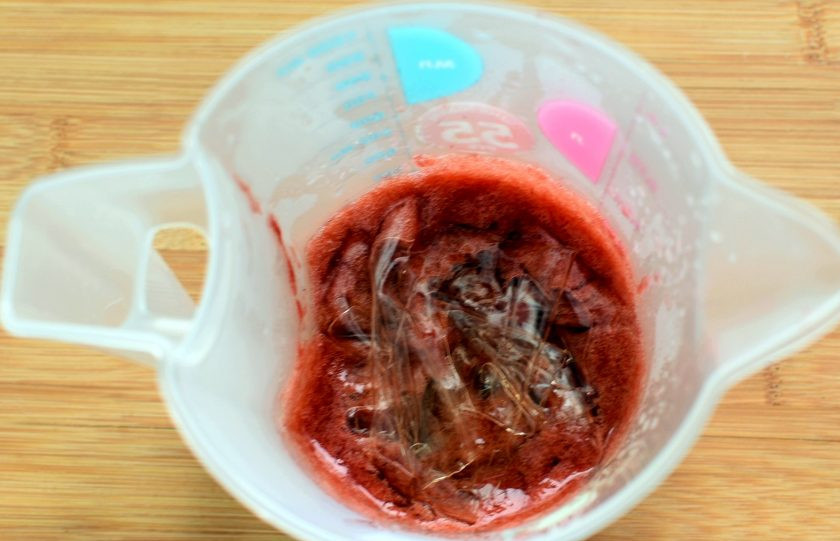 1. Этап. Эклеры Клубника со сливками: Для крема замочите желатин согласно инструкции. Подогрейте 200 мл клубничного пюре и добавьте отжатый желатин. Перемешайте до полного растворения желатина и дайте массе остыть.