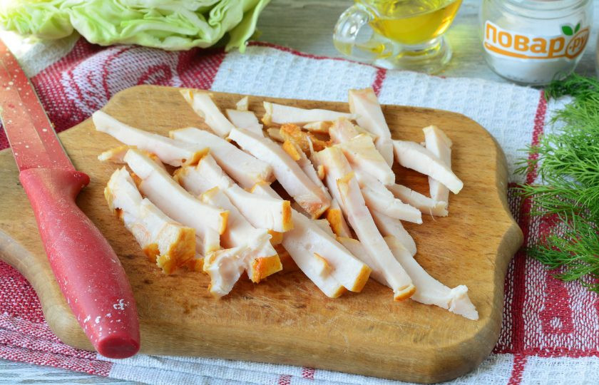 1. Этап. Салат с капустой, ветчиной и сухариками: Ветчину нарежьте соломкой.