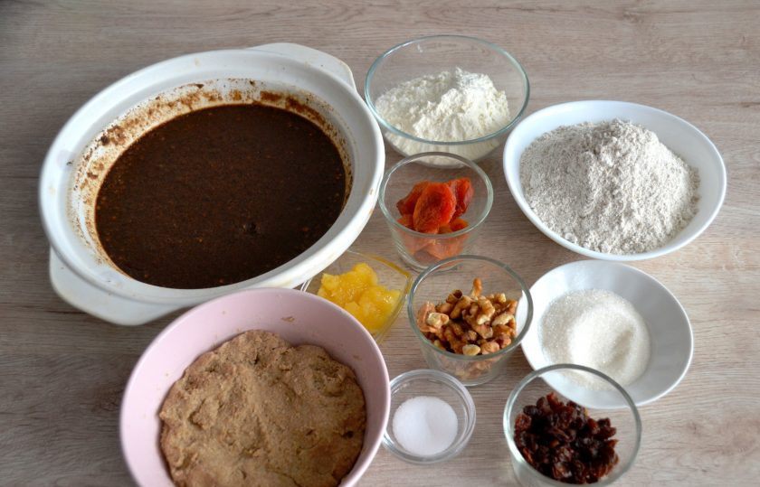 1. Этап. Хлеб Земгальский: Подготовьте ингредиенты. К этому моменту необходимо подготовить заварку и опару.