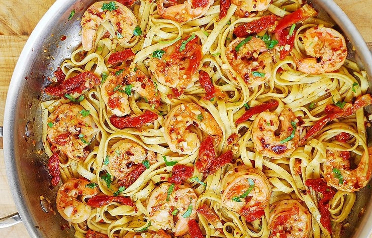 1. Этап. Спагетти с вялеными томатами: К готовому блюду натрите пармезан и добавьте измельчённую кинзу. Приятного аппетита!