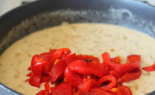 1. Этап. Паста Альфредо с запеченным перцем: 3. Томите пару минут, пока сыр не расплавится. После добавьте нарезанный перец.