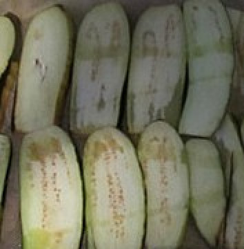 1. Этап. Кабачки и баклажаны с фаршем: Повторяем такую же процедуру с баклажанами, шкуру срезаем зеброй, а не целиком. Режем вдоль полосками.