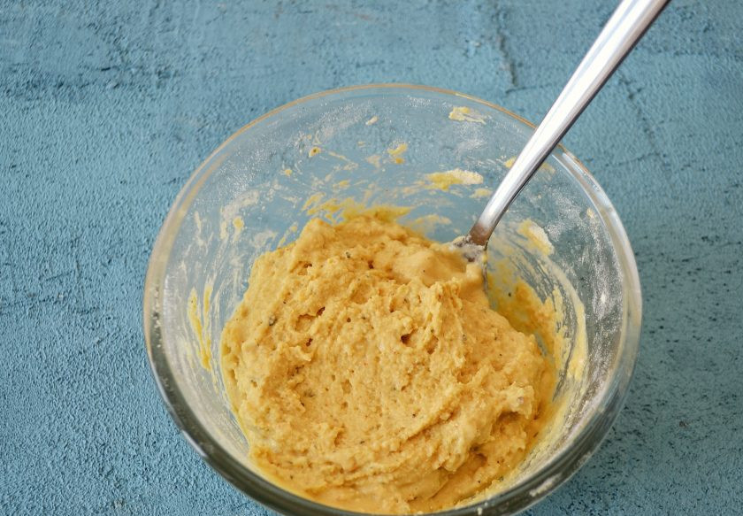 1. Этап. Нутовые лепешки: Добавьте воду и замесите густое тесто.