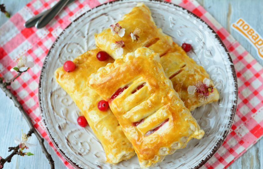 1. Этап. Слойки из слоеного теста с клюквой: Готовые слойки немного остудите и подавайте к столу.