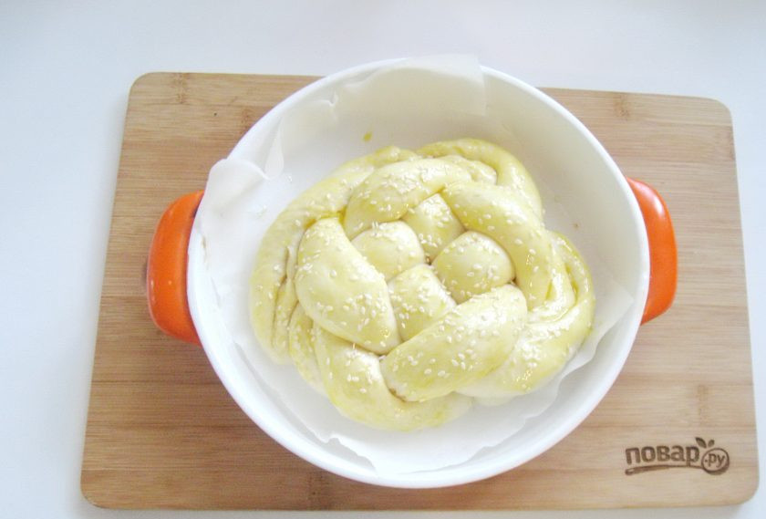 1. Этап. Плетеная булка: Выложите булку в форму для выпечки, дайте постоять в тепле 35-40 минут. Затем смажьте яйцом.