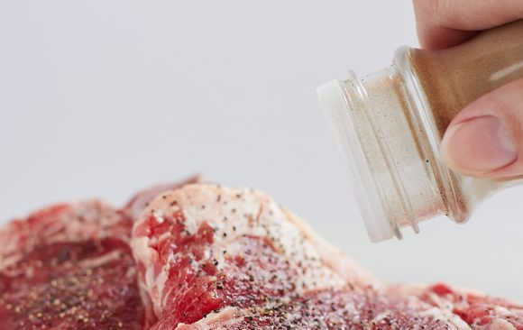 1. Этап. Стейк из лопатки мраморной говядины: 2. Спустя необходимое время посыпьте мясо черным молотым перцем и любыми специями по вкусу.