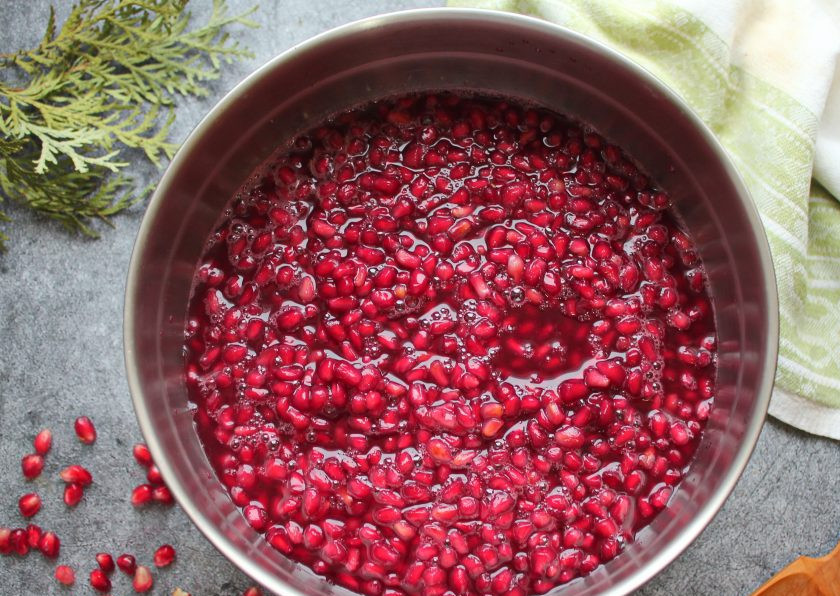 1. Этап. Варенье из гранатовых зерен: Доведите все до кипения на среднем огне и варите в течение 20 минут. После этого снимите с огня и дайте полностью остыть.