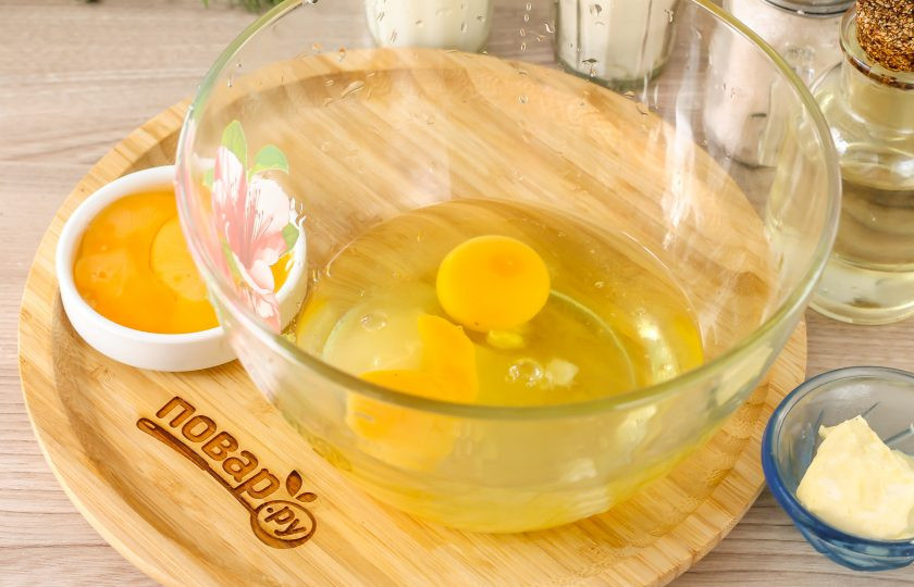 1. Этап. Блинный рулет с заварным кремом: Два куриных яйца вбейте в глубокую емкость. Другие два разделите на желтки и белки. Белки добавьте в глубокую емкость, желтки отложите для приготовления крема. Всыпьте в глубокую емкость соль и сахарный песок, тщательно взбейте.